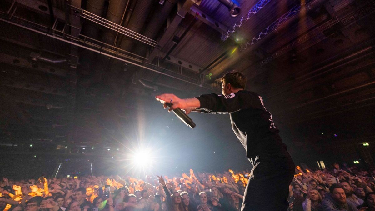 Meine Liebe, meine Heimatstadt. Clueso ist eine Puffbohne und liebt seine Heimatstadt Erfurt. Das Weihnachtskonzert ist fast schon Tradition und zog am Mittwochabend 9000 Gäste in die Erfurter Messehalle. Das Konzert war restlos ausverkauft.