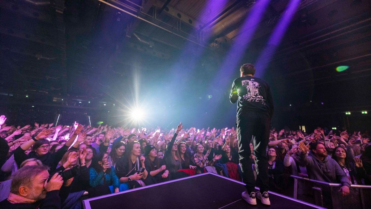 Meine Liebe, meine Heimatstadt. Clueso ist eine Puffbohne und liebt seine Heimatstadt Erfurt. Das Weihnachtskonzert ist fast schon Tradition und zog am Mittwochabend 9000 Gäste in die Erfurter Messehalle. Das Konzert war restlos ausverkauft.