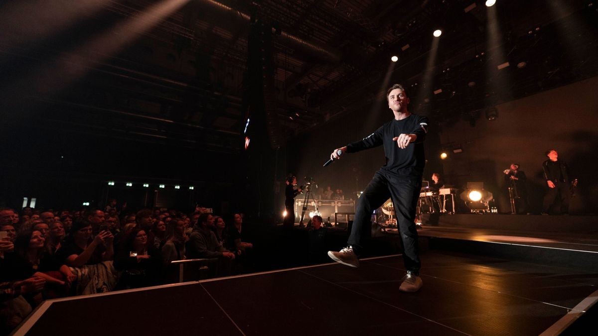 Meine Liebe, meine Heimatstadt. Clueso ist eine Puffbohne und liebt seine Heimatstadt Erfurt. Das Weihnachtskonzert ist fast schon Tradition und zog am Mittwochabend 9000 Gäste in die Erfurter Messehalle. Das Konzert war restlos ausverkauft.