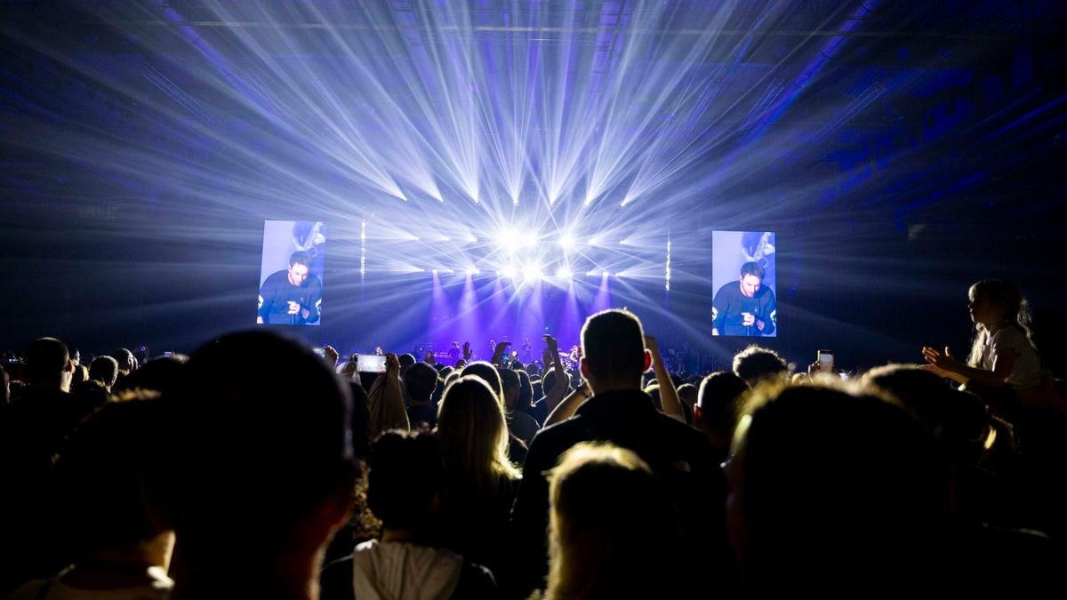 Meine Liebe, meine Heimatstadt. Clueso ist eine Puffbohne und liebt seine Heimatstadt Erfurt. Das Weihnachtskonzert ist fast schon Tradition und zog am Mittwochabend 9000 Gäste in die Erfurter Messehalle. Das Konzert war restlos ausverkauft.