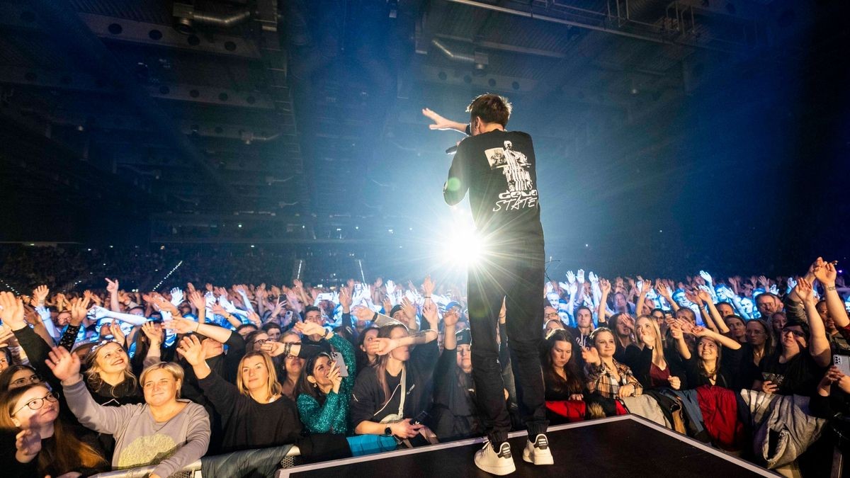 Meine Liebe, meine Heimatstadt. Clueso ist eine Puffbohne und liebt seine Heimatstadt Erfurt. Das Weihnachtskonzert ist fast schon Tradition und zog am Mittwochabend 9000 Gäste in die Erfurter Messehalle. Das Konzert war restlos ausverkauft.