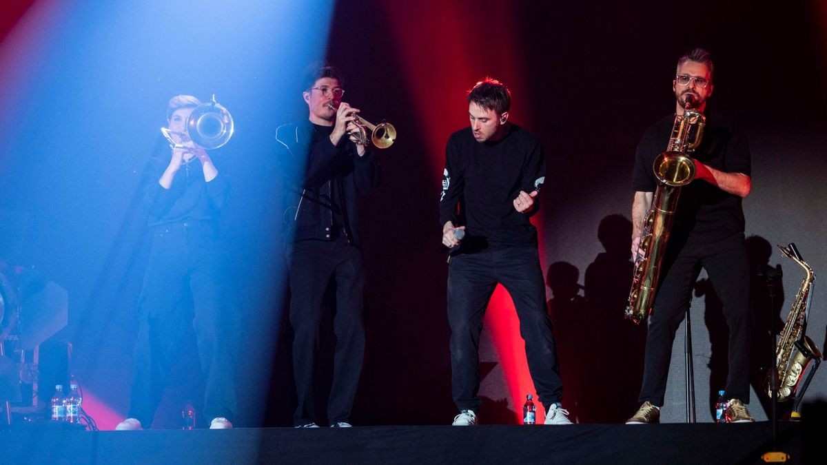 Meine Liebe, meine Heimatstadt. Clueso ist eine Puffbohne und liebt seine Heimatstadt Erfurt. Das Weihnachtskonzert ist fast schon Tradition und zog am Mittwochabend 9000 Gäste in die Erfurter Messehalle. Das Konzert war restlos ausverkauft.