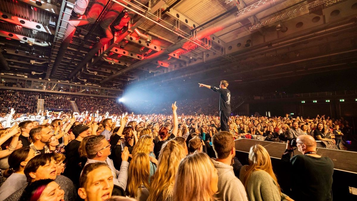 Meine Liebe, meine Heimatstadt. Clueso ist eine Puffbohne und liebt seine Heimatstadt Erfurt. Das Weihnachtskonzert ist fast schon Tradition und zog am Mittwochabend 9000 Gäste in die Erfurter Messehalle. Das Konzert war restlos ausverkauft.