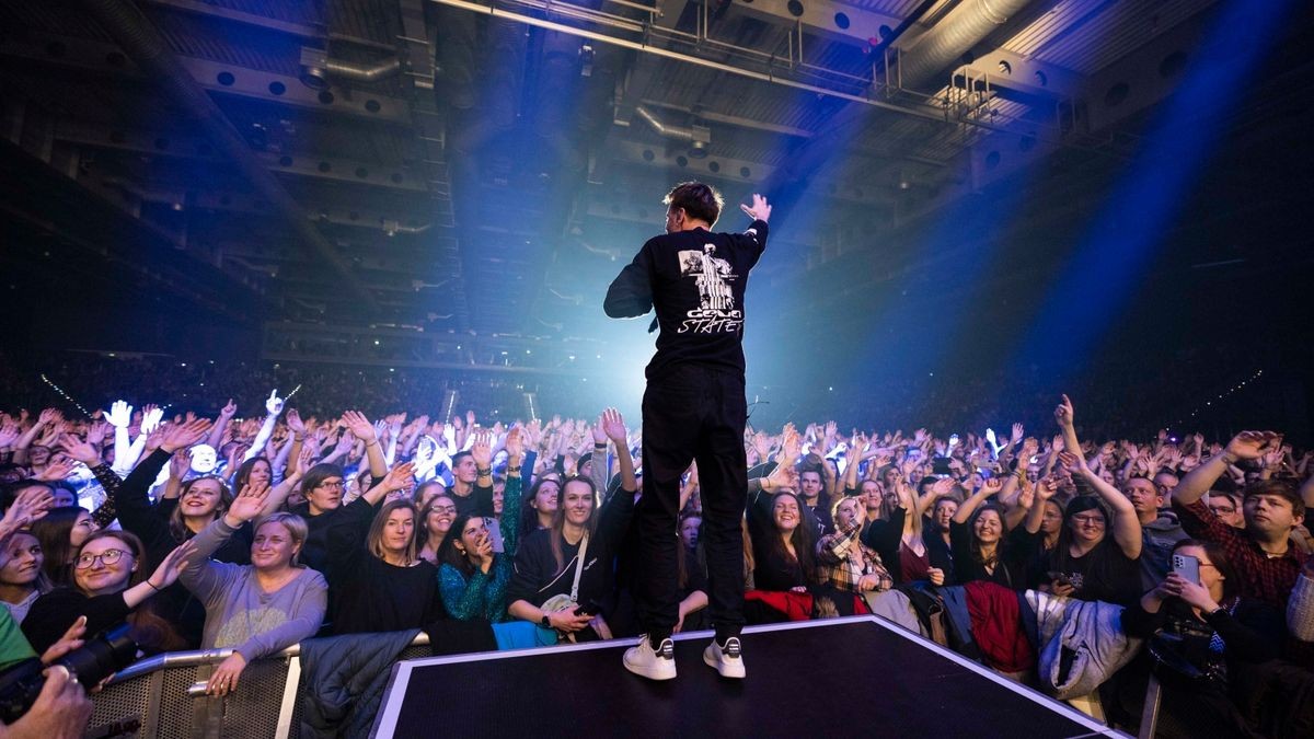 Meine Liebe, meine Heimatstadt. Clueso ist eine Puffbohne und liebt seine Heimatstadt Erfurt. Das Weihnachtskonzert ist fast schon Tradition und zog am Mittwochabend 9000 Gäste in die Erfurter Messehalle. Das Konzert war restlos ausverkauft.