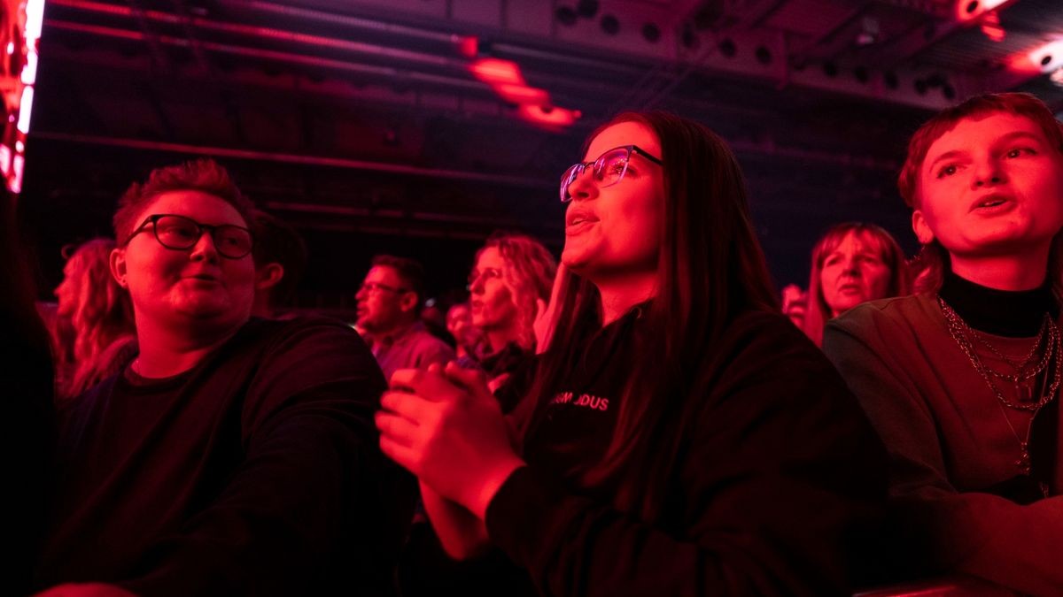 Meine Liebe, meine Heimatstadt. Clueso ist eine Puffbohne und liebt seine Heimatstadt Erfurt. Das Weihnachtskonzert ist fast schon Tradition und zog am Mittwochabend 9000 Gäste in die Erfurter Messehalle. Das Konzert war restlos ausverkauft.