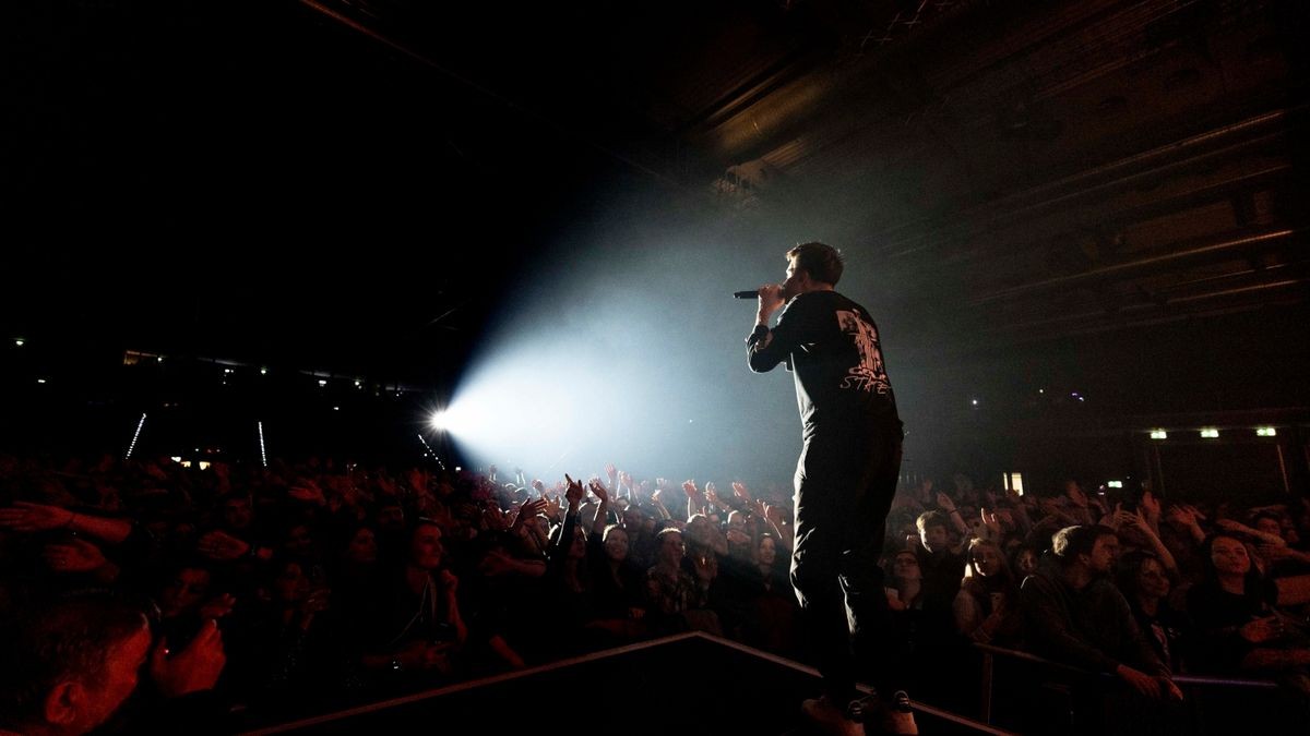 Meine Liebe, meine Heimatstadt. Clueso ist eine Puffbohne und liebt seine Heimatstadt Erfurt. Das Weihnachtskonzert ist fast schon Tradition und zog am Mittwochabend 9000 Gäste in die Erfurter Messehalle. Das Konzert war restlos ausverkauft.