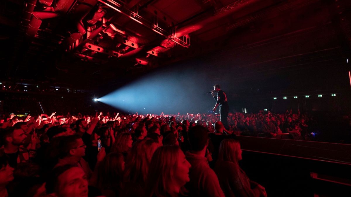 Meine Liebe, meine Heimatstadt. Clueso ist eine Puffbohne und liebt seine Heimatstadt Erfurt. Das Weihnachtskonzert ist fast schon Tradition und zog am Mittwochabend 9000 Gäste in die Erfurter Messehalle. Das Konzert war restlos ausverkauft.