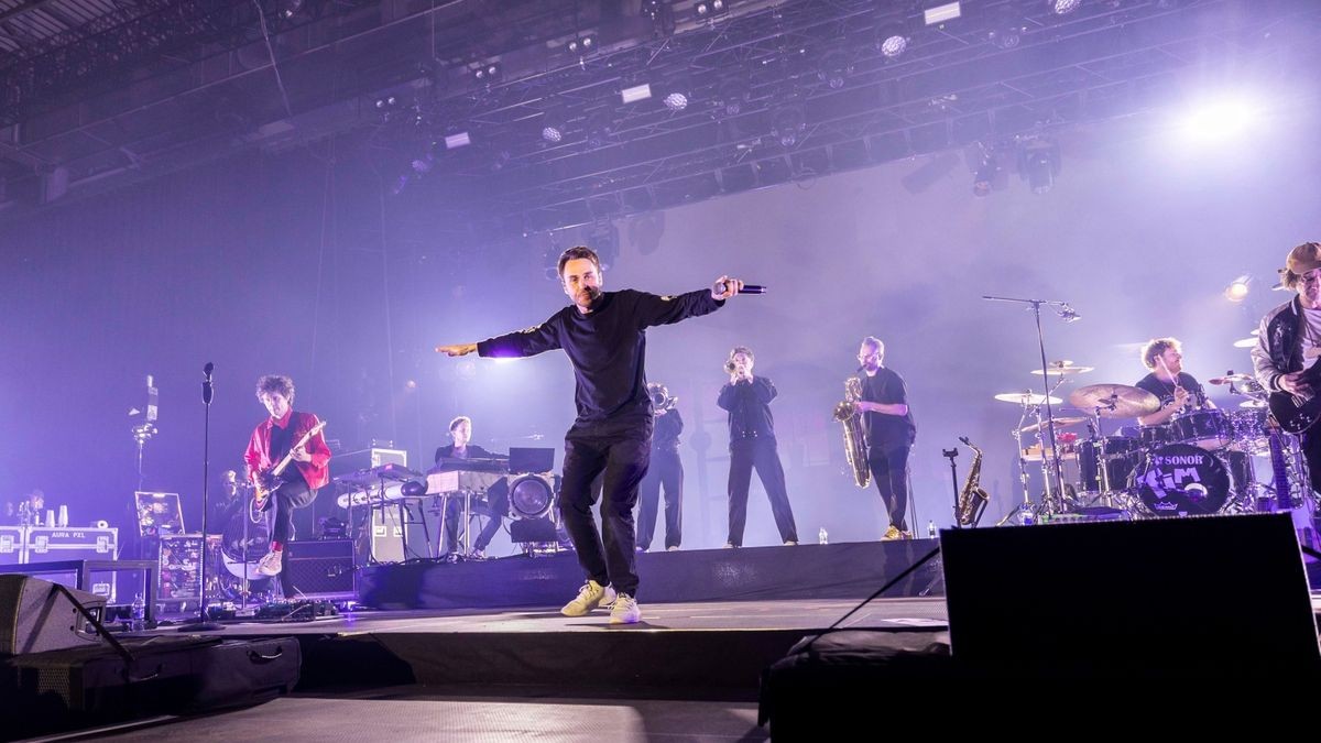 Meine Liebe, meine Heimatstadt. Clueso ist eine Puffbohne und liebt seine Heimatstadt Erfurt. Das Weihnachtskonzert ist fast schon Tradition und zog am Mittwochabend 9000 Gäste in die Erfurter Messehalle. Das Konzert war restlos ausverkauft.