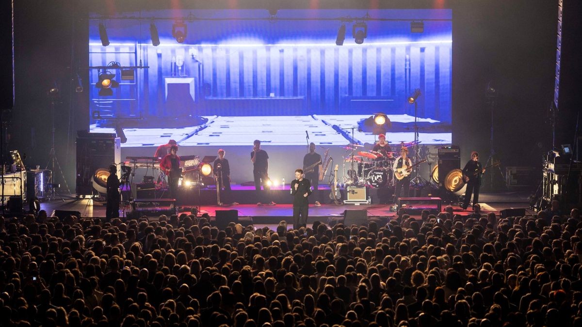 Meine Liebe, meine Heimatstadt. Clueso ist eine Puffbohne und liebt seine Heimatstadt Erfurt. Das Weihnachtskonzert ist fast schon Tradition und zog am Mittwochabend 9000 Gäste in die Erfurter Messehalle. Das Konzert war restlos ausverkauft.