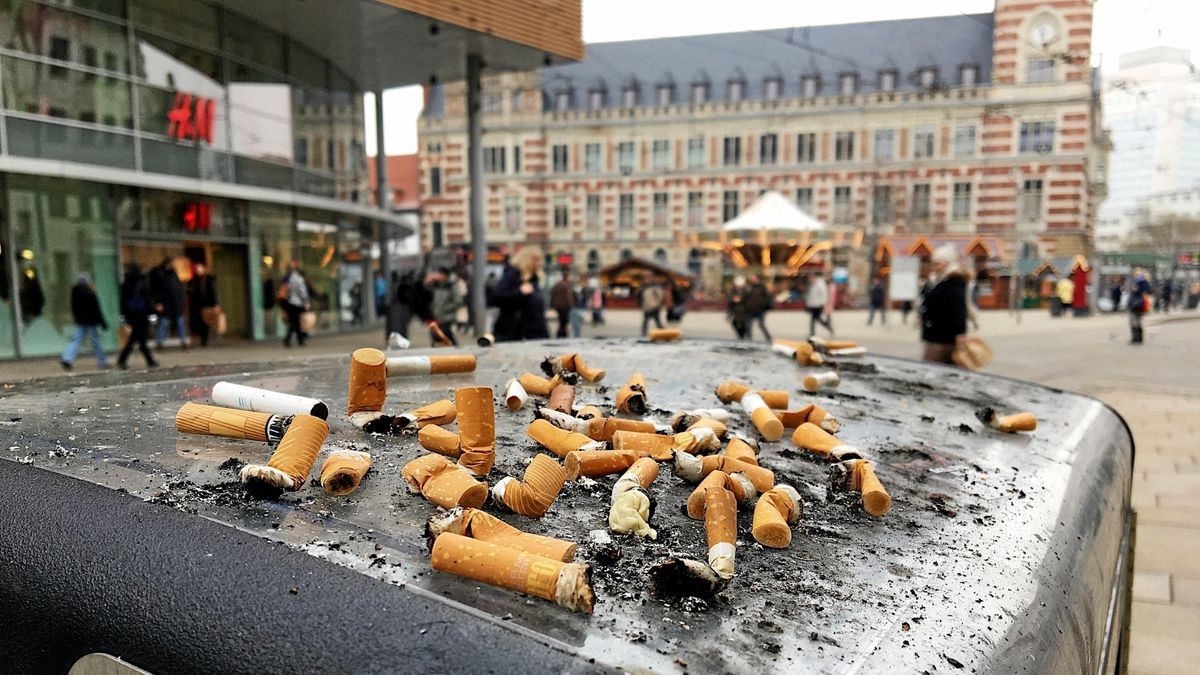 Zerdrückte Kippen auf einem Mülleimer auf dem Anger. Die Sauberkeit in der Stadt hängt auch mit dem Verhalten der Bürger zusammen.