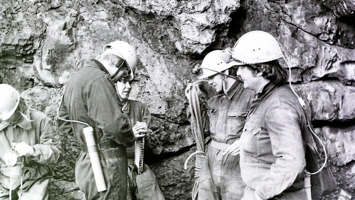 Mitglieder der Fachgruppe Karst- und Höhlenforschung Kittelsthal vor einem Eingang der Ritterhöhle, rechts Detlev Heilwagen und Bernhard Göldner.