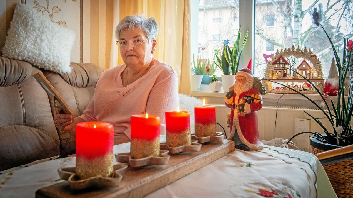 Martina Bischoff blickt traurig auf das Bild ihrer Tochter. Ärzte machen ihr keine Hoffnung auf eine Genesung. 