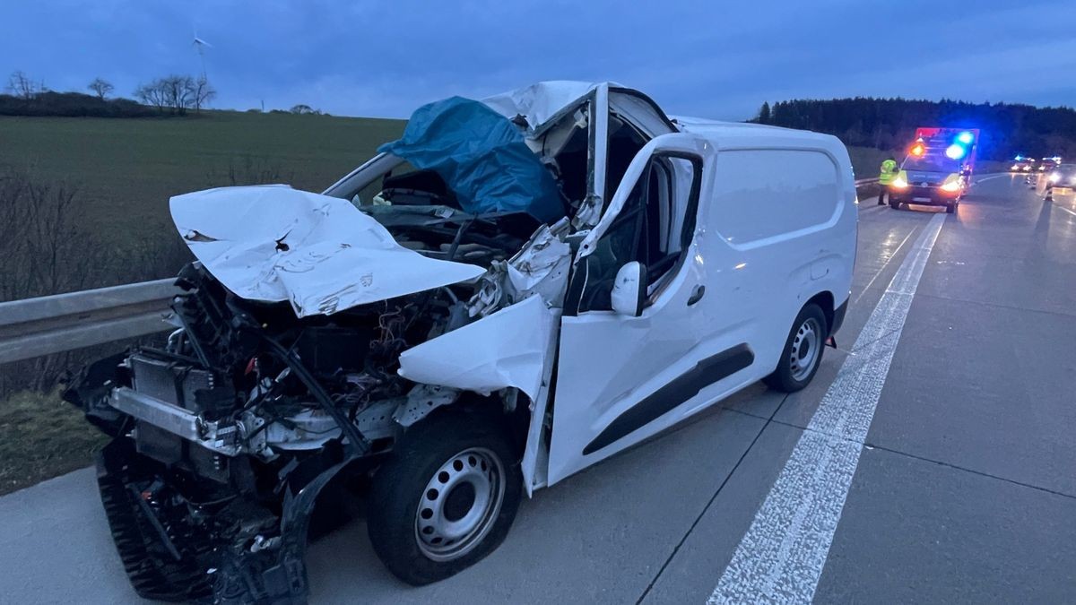 Nach ersten Informationen der Feuerwehr war ein Kleintransporter zwischen Schleiz und Bad Lobenstein auf einen LKW aufgefahren.