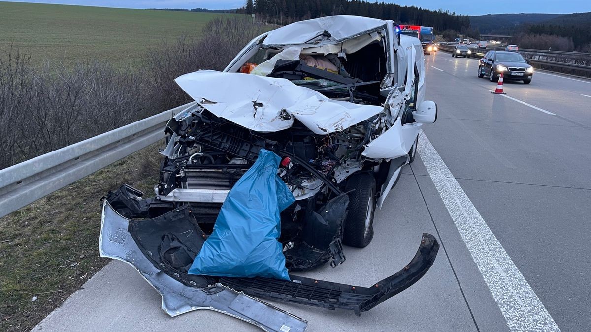 Auf der A9 ist am Freitagnachmittag eine Person bei einem Unfall verletzt worden. Nach ersten Informationen der Feuerwehr war ein Kleintransporter zwischen Schleiz und Bad Lobenstein auf einen LKW aufgefahren.