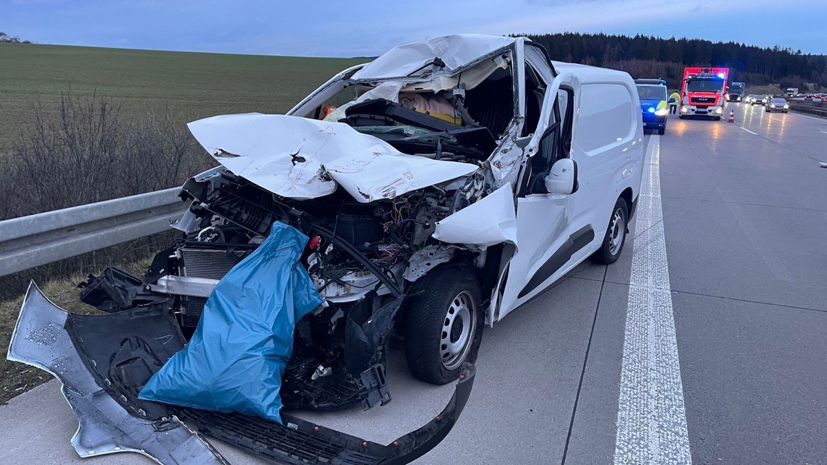 Der Fahrer des Kleintransporters hatte dabei großes Glück. Trotz des heftigen Aufpralls, bei welchem der Wagen stark beschädigt wurde, kam der Mann mit leichten Verletzungen davon. 