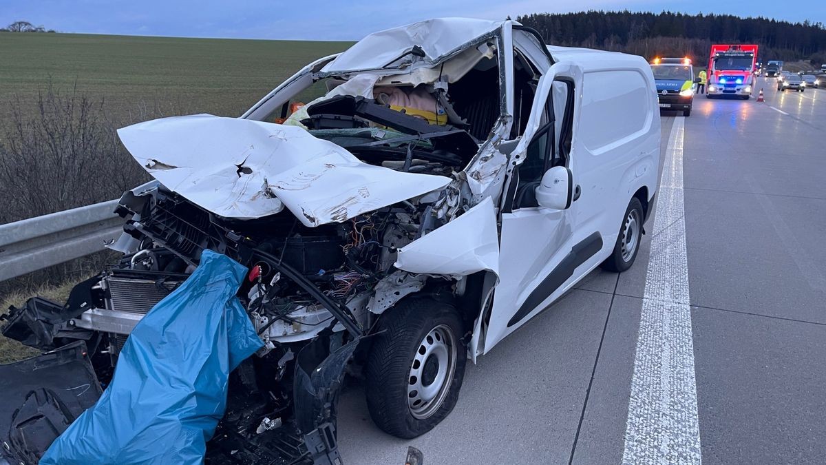 Auf der A9 ist am Freitagnachmittag eine Person bei einem Unfall verletzt worden. Nach ersten Informationen der Feuerwehr war ein Kleintransporter zwischen Schleiz und Bad Lobenstein auf einen LKW aufgefahren. 