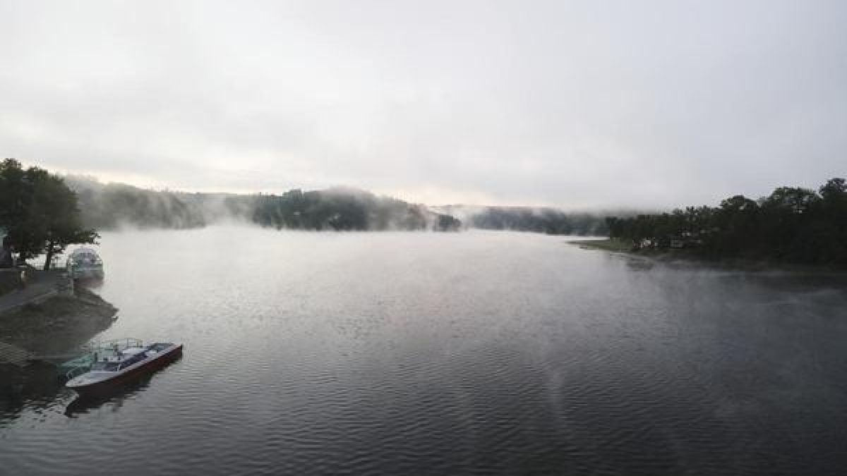 Saalburg: Boote liegen in der Morgendämmerung auf dem Wasser der Bleilochtalsperre. (Archivbild)