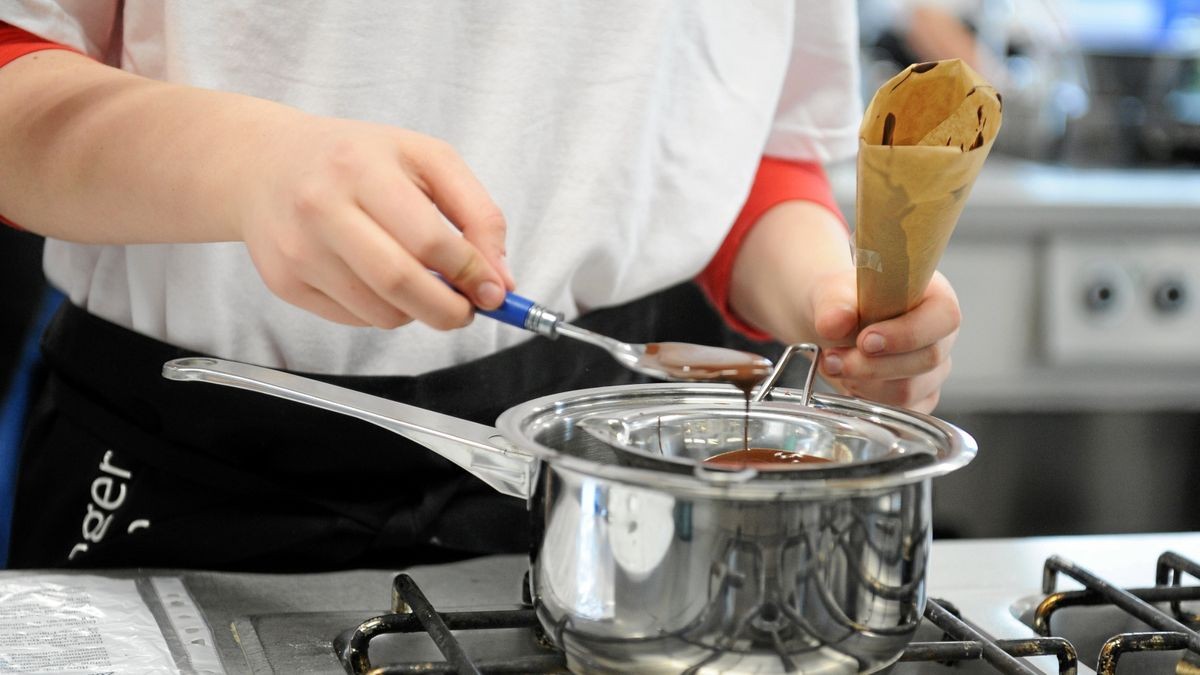 Alle Hände voll zu tun. Im  Kompetenzzentrum des Dehoga Thüringen in Erfurt werden neben theoretischen Kenntnissen auch praktische Handgriffe vermittelt.