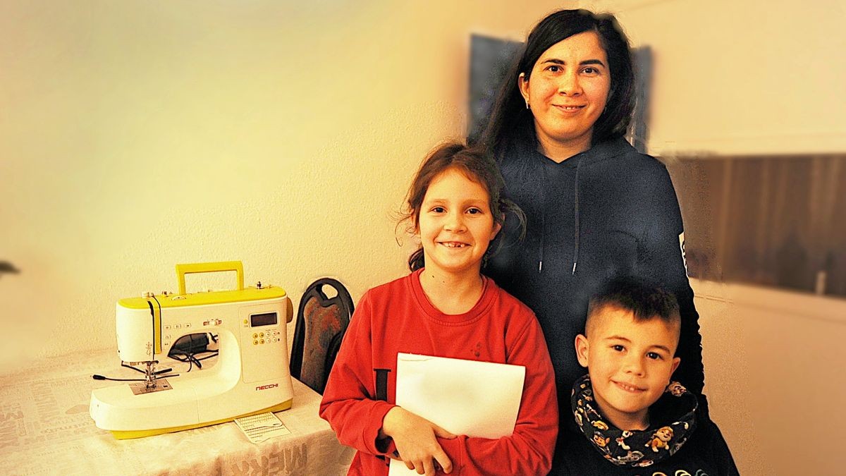 Ekaterina Evchenko mit ihren Kindern Alina (9) und Igor (6) in ihrer Wohnung in Bad Tabarz. Die Nähmaschine begleitete sie auf der Flucht aus der Ukraine.