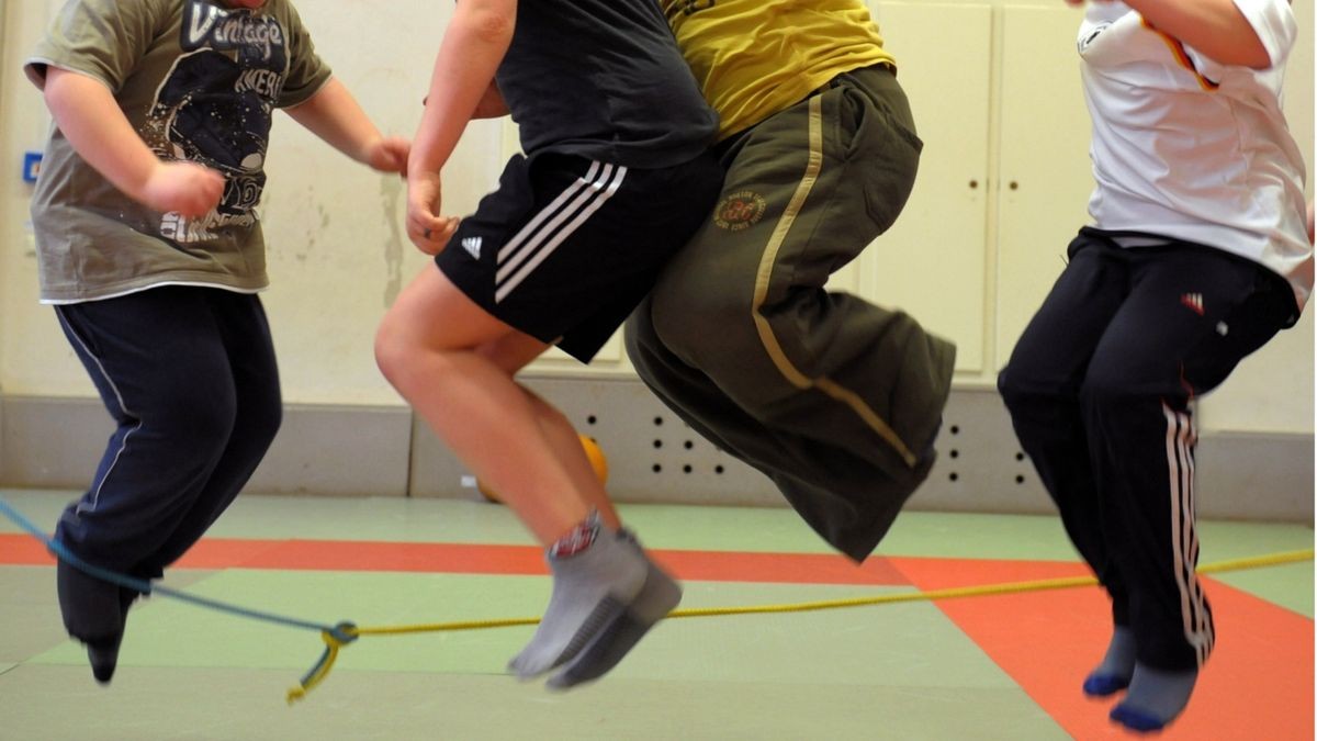 In einer Sporthalle nehmen übergewichtige Kinder an einem Sportprogramm teil. (Symbolfoto)