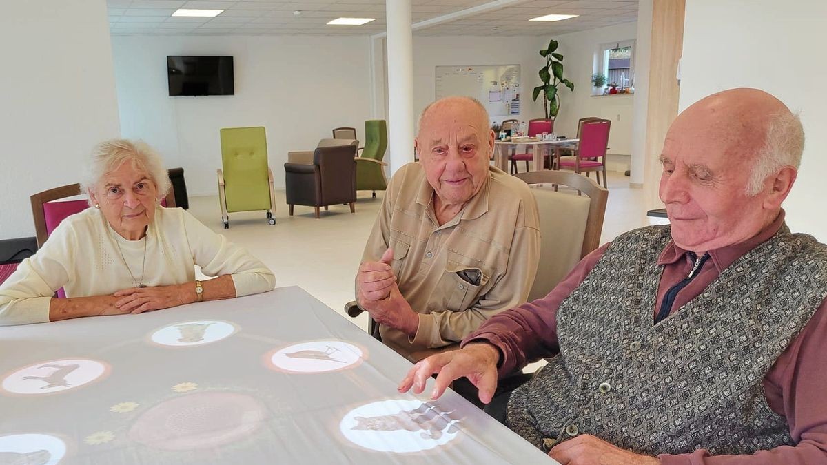 Erna Schulze, Walter Feller und Fritz Stadelmann (von links) spielen am sogenannten magischen Tisch. 