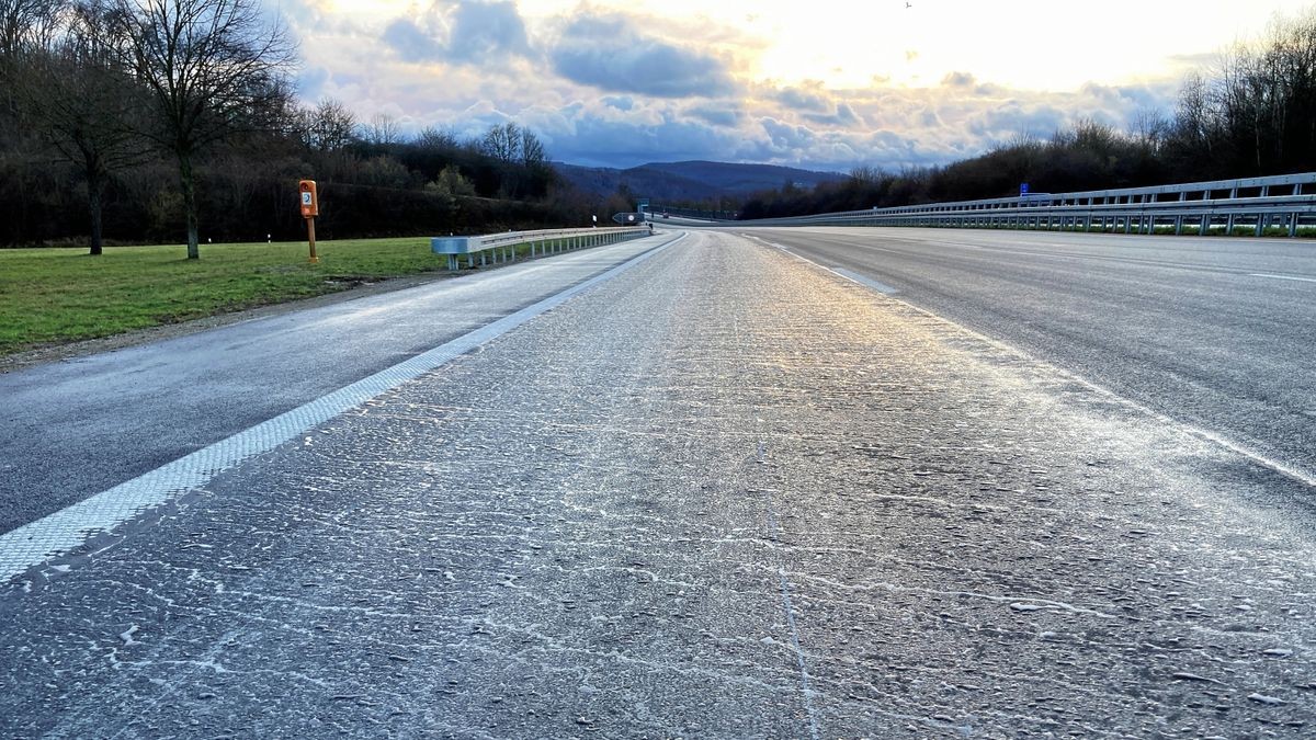 Mit Paraffin verunreinigter Hauptfahrstreifen der A7 zwischen den Anschlussstellen Göttingen und Staufenberg-Lutterberg.