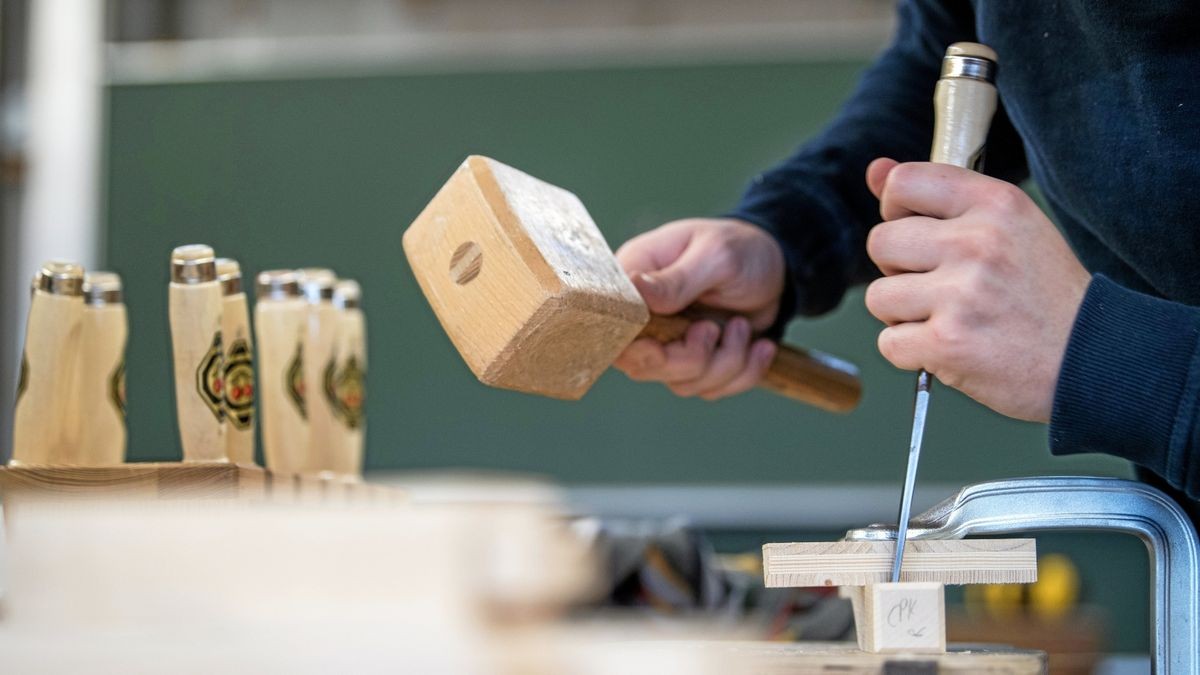 Ein Auszubildender arbeitet an einer Werkbank. Im Thüringer Handwerk bleibt die Zahl der Lehrlinge auch in Krisenzeiten stabil.