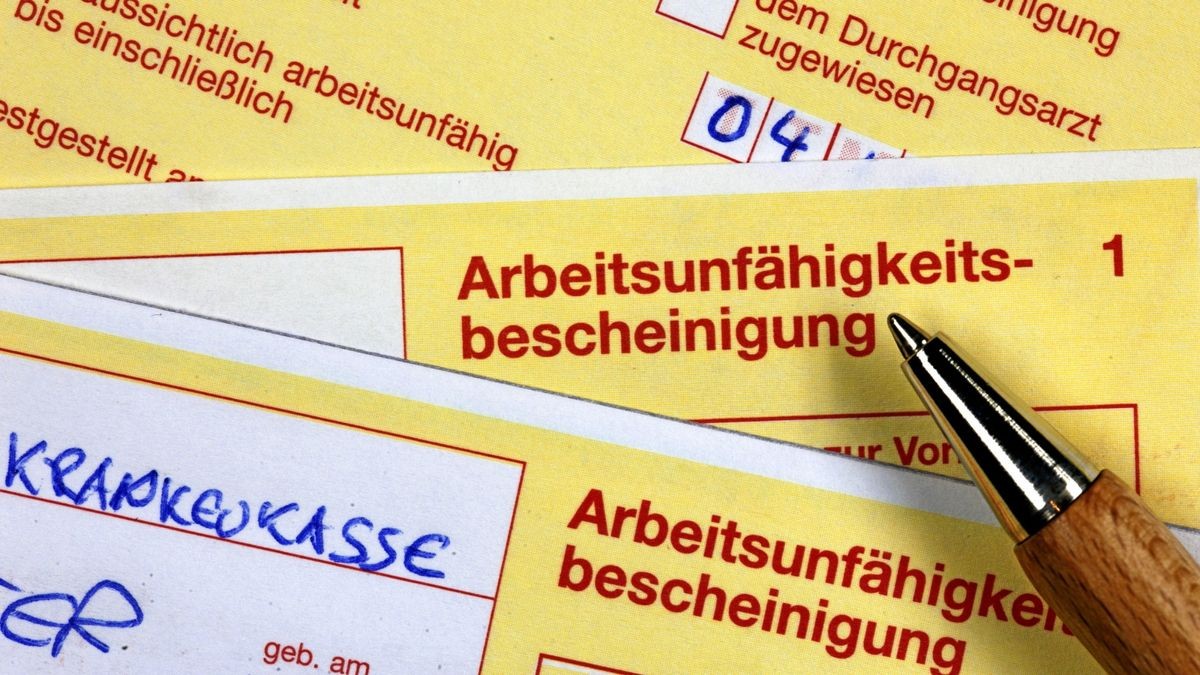 Ab diesem Jahr brauchen gesetzlich versicherte Beschäftigte keinen Krankenschein mehr bei ihrem Arbeitgeber vorzulegen. Den erhalten die Chefs elektronisch von der Kasse.