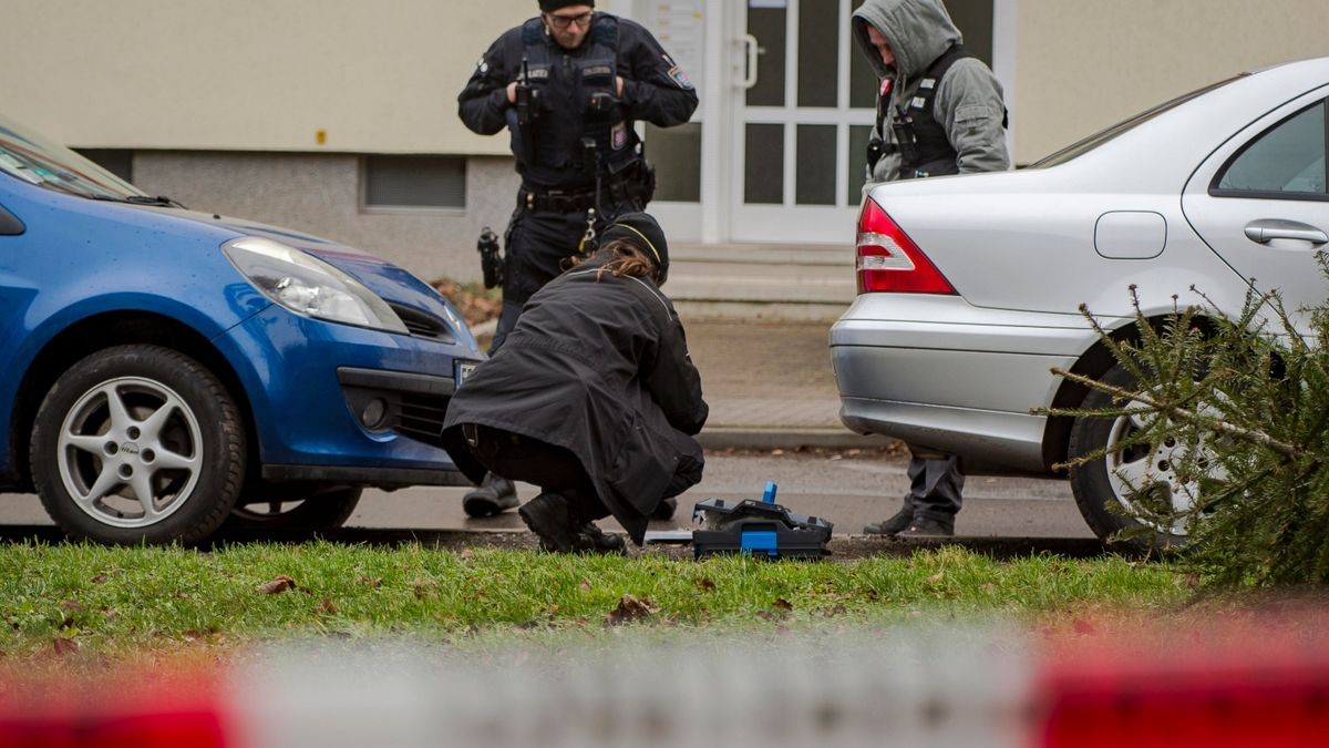 Mehrere maskierte Personen haben am Donnerstagmorgen in der Pestalozzistraße in Erfurt zwei Männer angegriffen. Die Polizei sperrte den Tatort weiträumig ab, sicherte Spuren und setzte einen Fährtenspürhund ein.