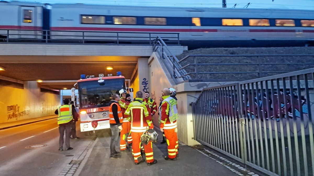 Feuerwehreinsatz am Samstag bei der Bahn in der Nähe des Erfurter Hauptbahnhofs.  