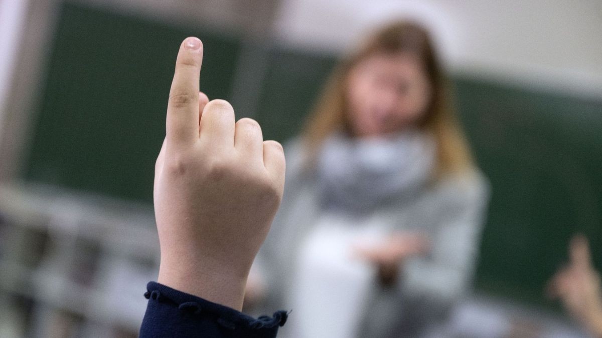 Eine Schülerin nimmt am Unterricht teil. Lehrermangel ist an vielen Schulen ein großes Problem (Symbolfoto).