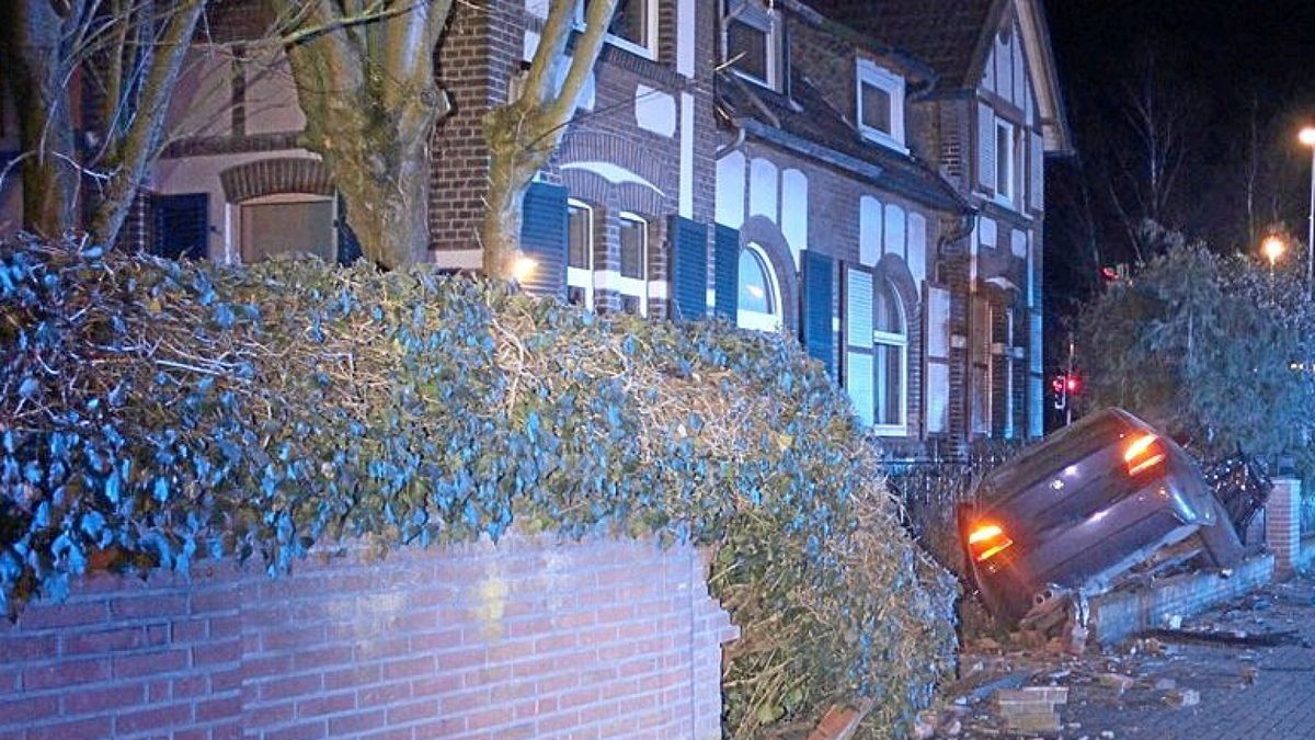 Kurioser Unfall in Emmerich Auto landete in einem