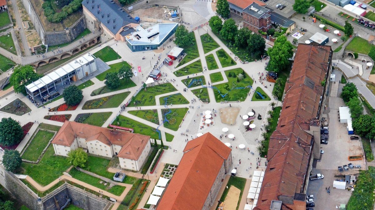 Zur Buga 2021 war auf dem Petersberg einiges los. Das Plateau soll dauerhaft belebt werden. Ein Museum in der Defensionskaserne (rechts im Bild) ist eine Idee dafür.