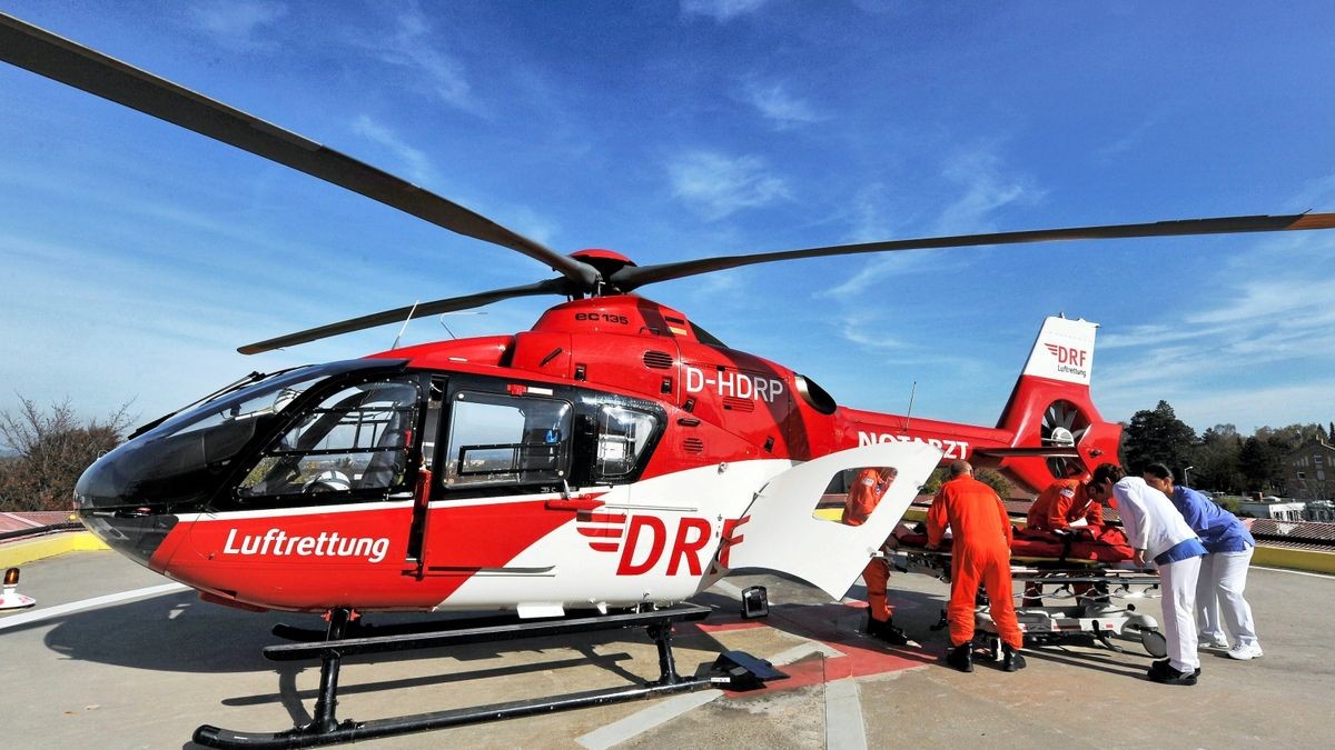 Die Frau musste mit einem Rettungshubschrauber ins Krankenhaus gebracht werden (Symbolfoto).