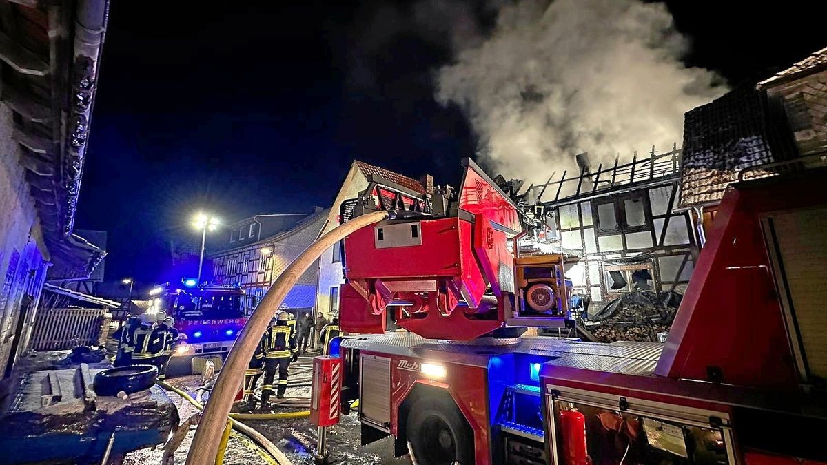 Nach ersten Angaben ist das Feuer wahrscheinlich im Dachstuhl eines Wohnhauses ausgebrochen und habe dann auf eine angrenzende Scheune übergegriffen. 