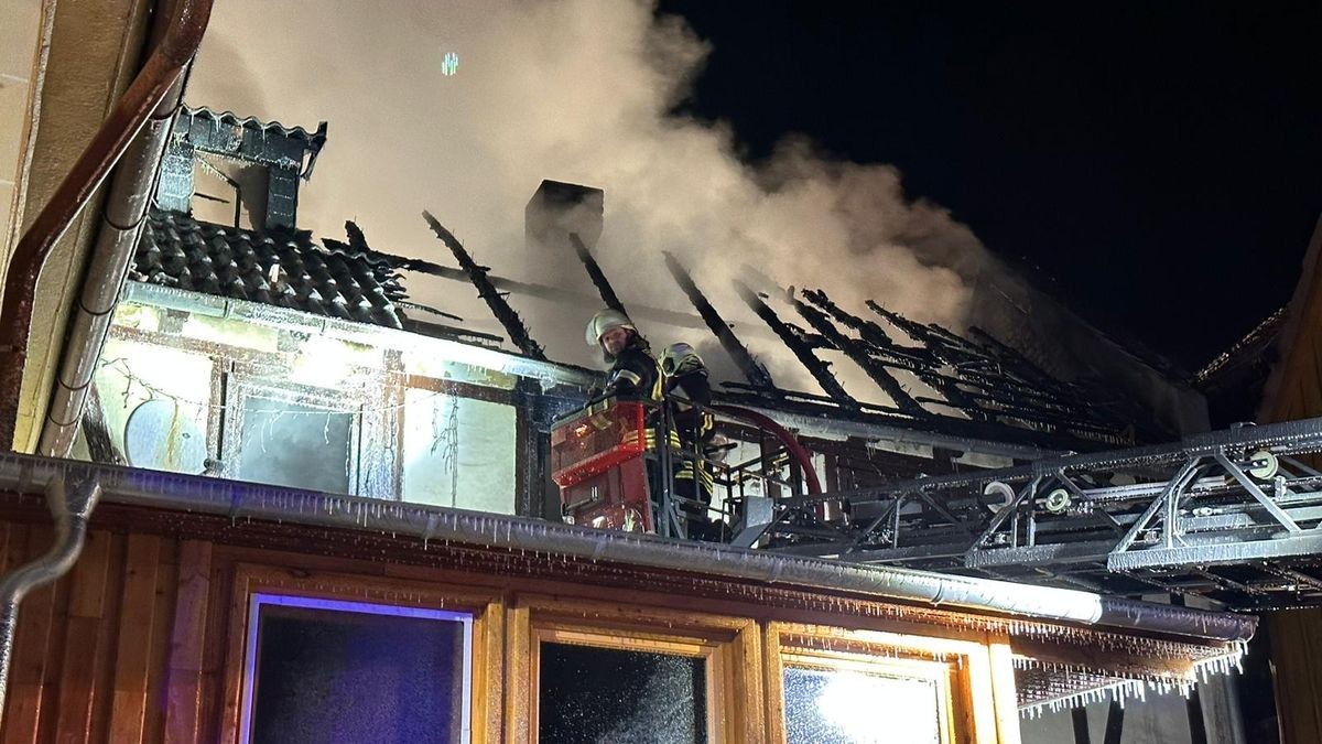 Mitarbeiter vom Bauhof versuchten die Wege mit Salz eisfrei zu bekommen.