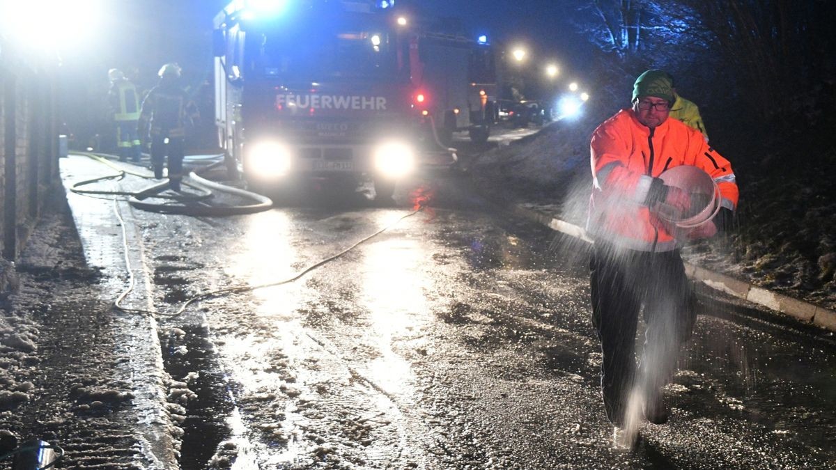 Mehrere Feuerwehren kämpften in der Nacht zum Samstag gegen ein Großfeuer in Geismar (Eichsfeld). Es brannten ein Wohnhaus und eine angrenzende Scheune. Verletzt wurde niemand.