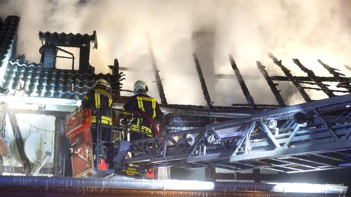 Mehrere Feuerwehren kämpften in der Nacht zum Samstag gegen ein Großfeuer in Geismar. 