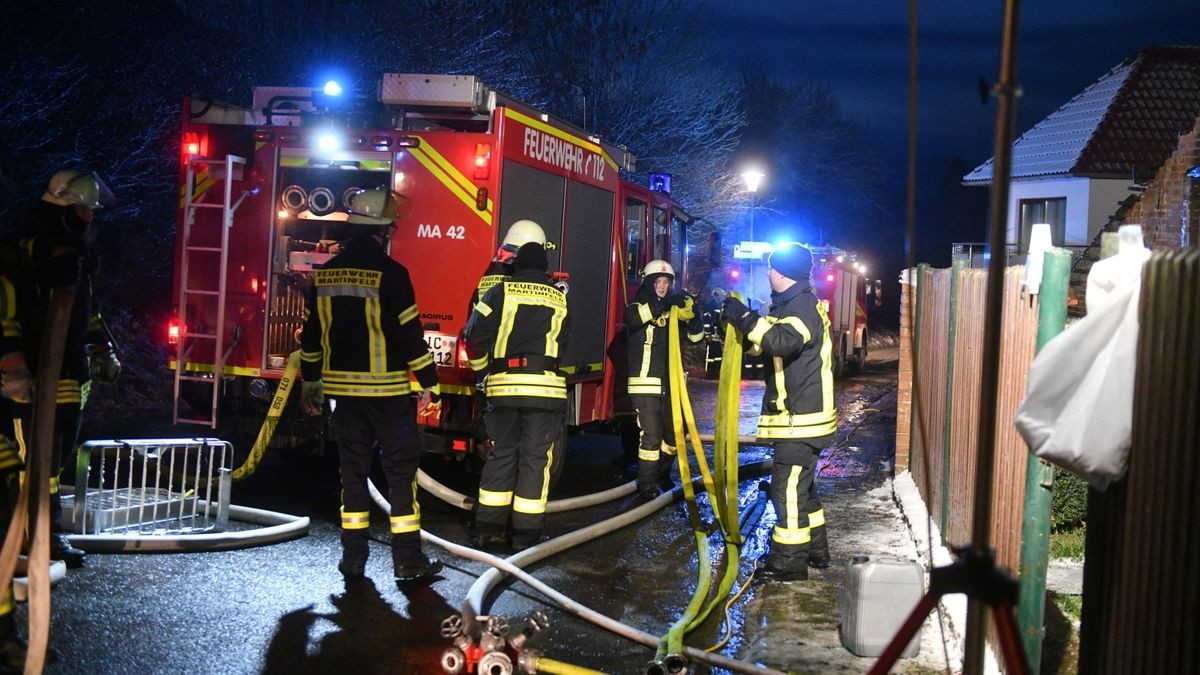 Mehrere Feuerwehren kämpften in der Nacht zum Samstag gegen ein Großfeuer in Geismar (Eichsfeld). Es brannten ein Wohnhaus und eine angrenzende Scheune. Verletzt wurde niemand.