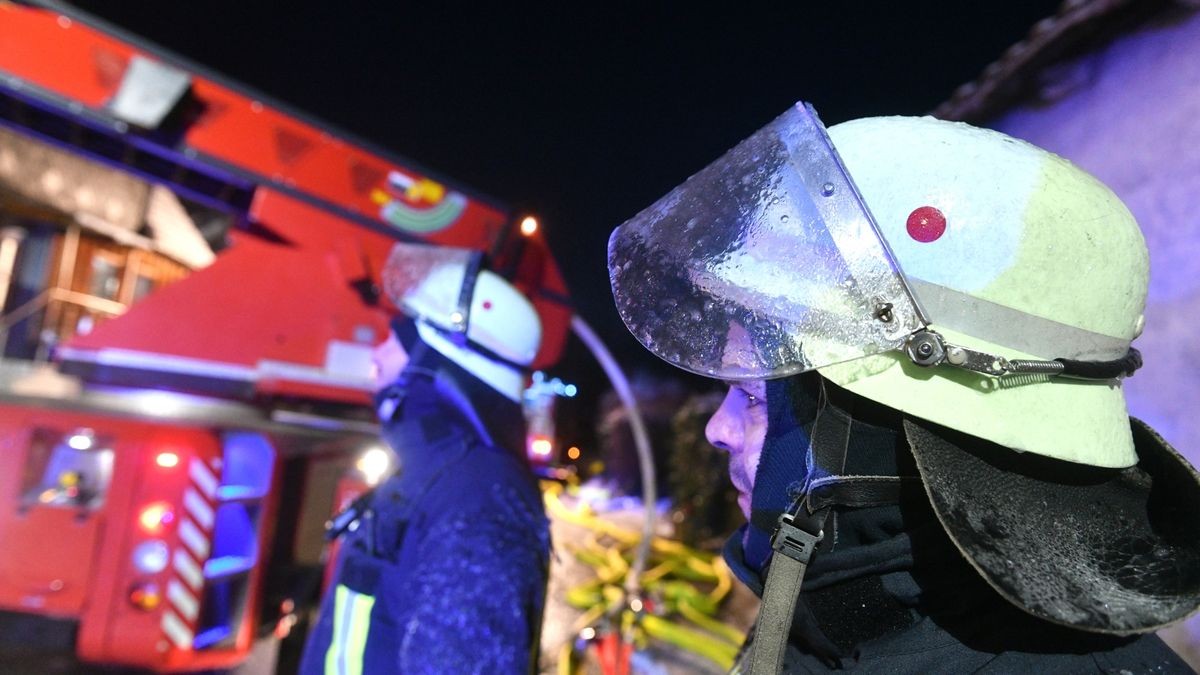 Mehrere Feuerwehren kämpften in der Nacht zum Samstag gegen ein Großfeuer in Geismar (Eichsfeld). Es brannten ein Wohnhaus und eine angrenzende Scheune. Verletzt wurde niemand.