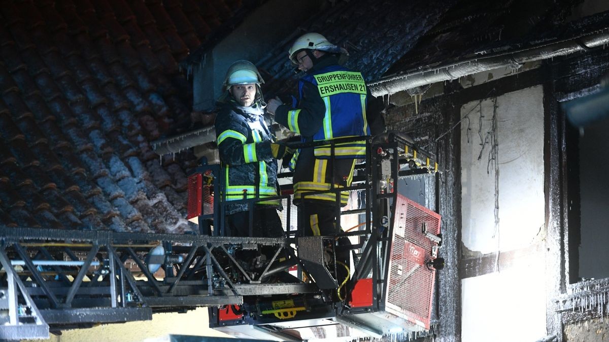 Mehrere Feuerwehren kämpften in der Nacht zum Samstag gegen ein Großfeuer in Geismar (Eichsfeld). Es brannten ein Wohnhaus und eine angrenzende Scheune. Verletzt wurde niemand.