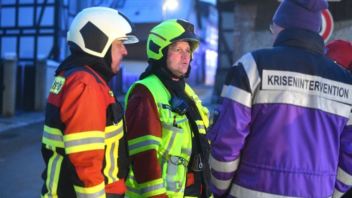 Mehrere Feuerwehren kämpften in der Nacht zum Samstag gegen ein Großfeuer in Geismar (Eichsfeld). Es brannten ein Wohnhaus und eine angrenzende Scheune. Verletzt wurde niemand.