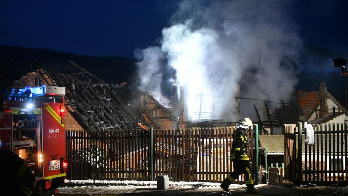 Mehrere Feuerwehren kämpften in der Nacht zum Samstag gegen ein Großfeuer in Geismar (Eichsfeld). Es brannten ein Wohnhaus und eine angrenzende Scheune. Verletzt wurde niemand.