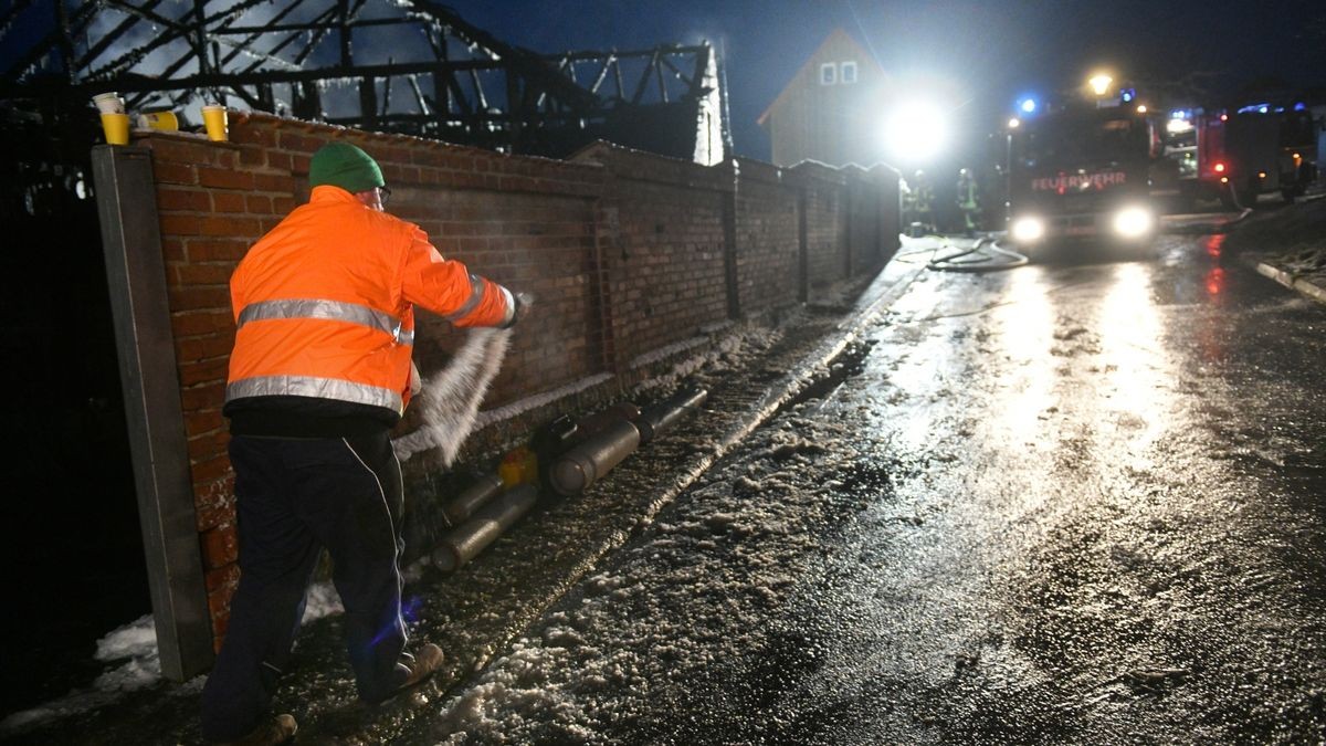 Mehrere Feuerwehren kämpften in der Nacht zum Samstag gegen ein Großfeuer in Geismar (Eichsfeld). Es brannten ein Wohnhaus und eine angrenzende Scheune. Verletzt wurde niemand.