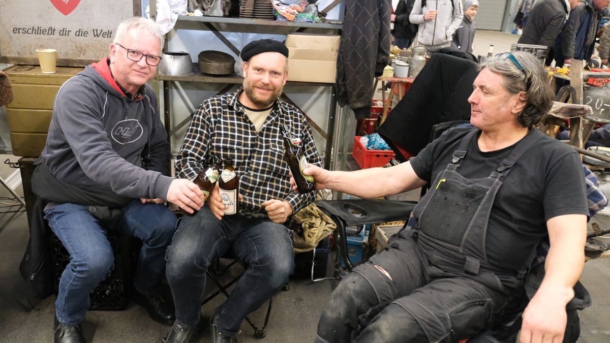 Taxi-Peter, Thomas Pönitz und Jörg Steinfeld geht es vor allem um die Gespräche auf der Autoteilemesse, nicht um immense Verkaufserlöse. 