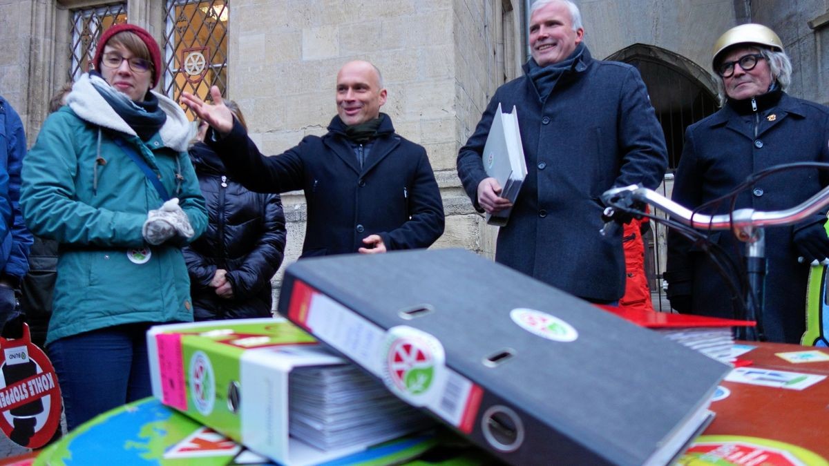 Übergabe der Unterschriften für das Bürgerbegehren Klimaentscheid an den Oberbürgermeister Andreas Bausewein (SPD, 2. von rechts) und den Umweltbeigeordneten Andreas Horn (CDU; 3. von links) am 16. Dezember 2022.