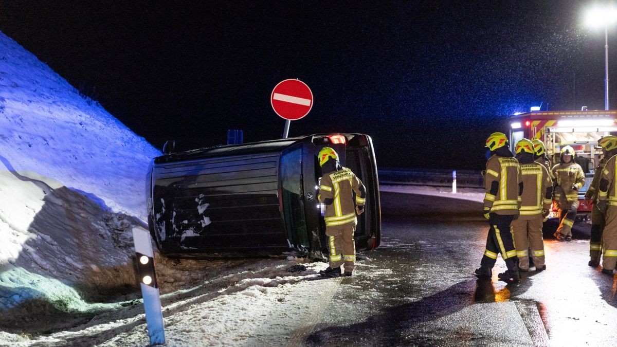 In den frühen Morgenstunden des Sonntags (22.01.2023) kam es an der Anschlussstelle Schleusingen der A 73 im Landkreis Hildburghausen zu einem Verkehrsunfall.