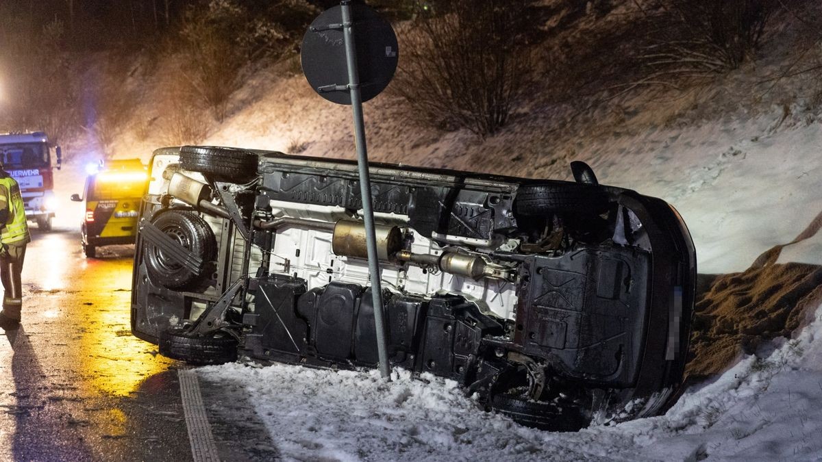 Der VW Transporter überschlug such und blieb auf der Seite liegen.