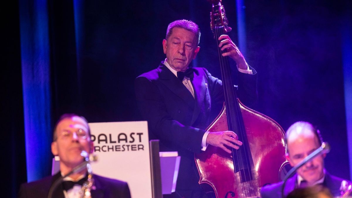 Max Raabe gastierte mit dem Palast Orchester in der Erfurter Messehalle, in der er mit Witz und Charme den Gästen den Sonntagabend versüßte.