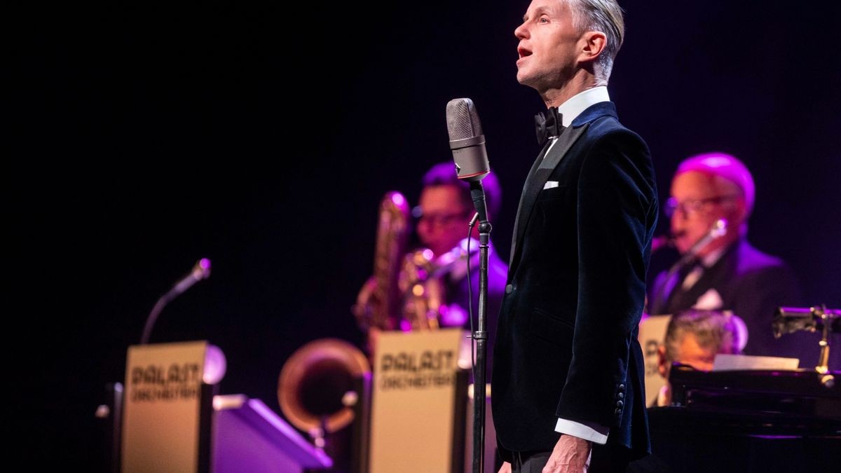 Max Raabe gastierte mit dem Palast Orchester in der Erfurter Messehalle, in der er mit Witz und Charme den Gästen den Sonntagabend versüßte.